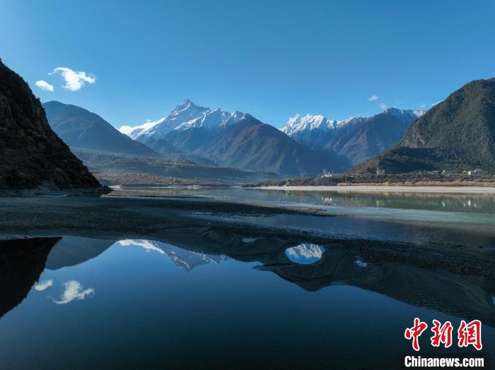 西藏林芝雅魯藏布江和遠(yuǎn)處的雪山?！《拘?攝