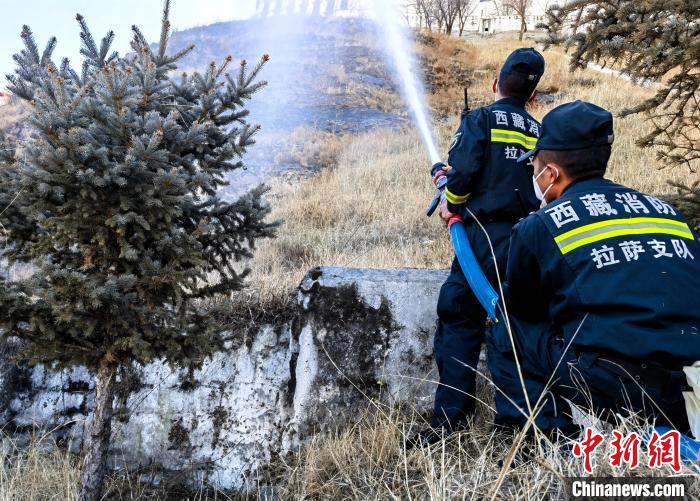 12月6日，布達(dá)拉宮消防救援大隊(duì)在布達(dá)拉宮山體林草區(qū)域開(kāi)展?jié)窕ぷ??！㈣?攝