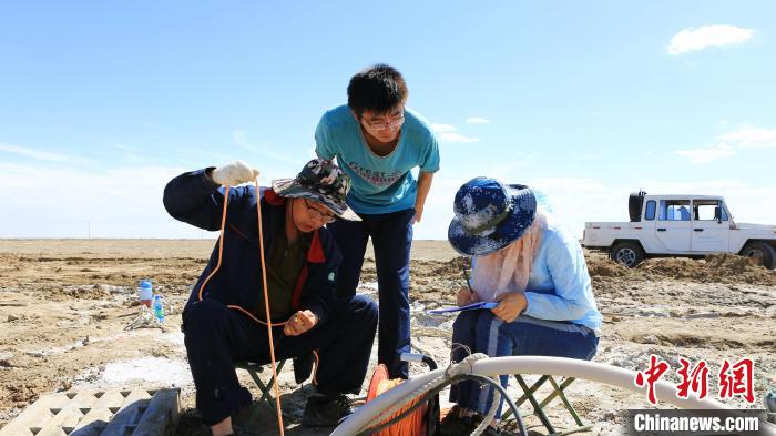 圖為專家測量鹽湖鹵水水位。(資料圖) 柴綜院 供圖