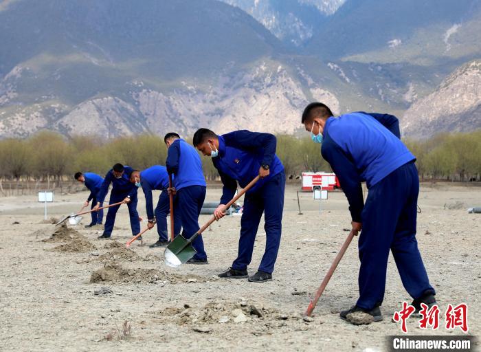 林芝市巴宜區(qū)森林消防中隊志愿服務(wù)隊正在揮鍬鏟土?！∥骼@拉翁 攝