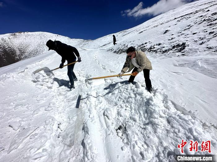 圖為生態(tài)管護(hù)人員在巡護(hù)道路上清雪。　丁巴達(dá)杰 攝