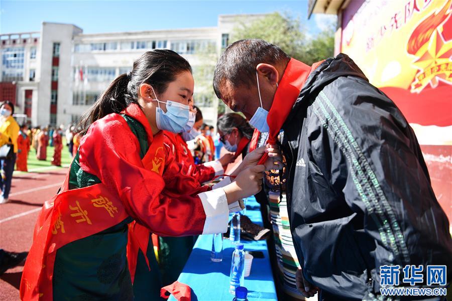 （新華網(wǎng)西藏頻道）（圖文互動）拉薩市第一小學(xué)：2500余朵“向日葵”的綻放日(3)