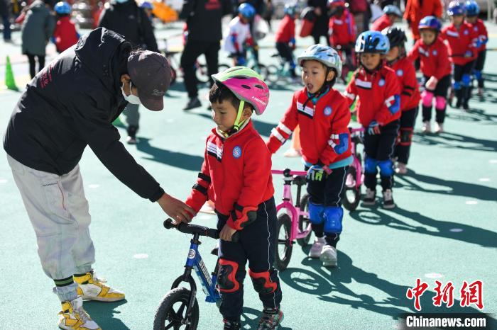 圖為拉薩市實(shí)驗(yàn)幼兒園孩子們?cè)诮叹毜闹笇?dǎo)下練習(xí)滑步車(chē)。　何蓬磊 攝