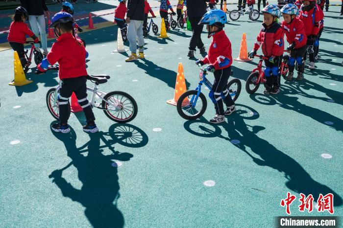 圖為拉薩市實(shí)驗(yàn)幼兒園孩子們正在練習(xí)滑步車(chē)。　何蓬磊 攝