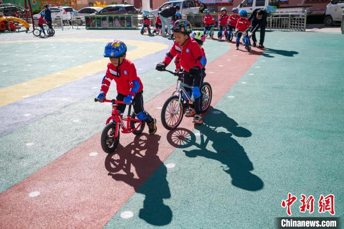 圖為拉薩市實(shí)驗(yàn)幼兒園孩子們正在練習(xí)滑步車(chē)?！『闻罾?攝