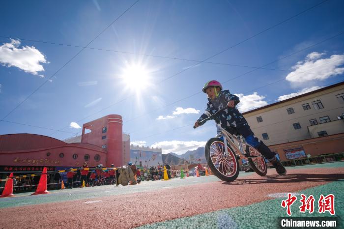 圖為拉薩市實(shí)驗(yàn)幼兒園孩子們正在練習(xí)滑步車(chē)?！『闻罾?攝