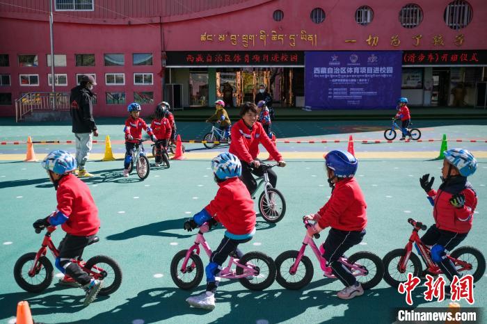 圖為拉薩市實(shí)驗(yàn)幼兒園孩子們正在練習(xí)滑步車(chē)?！『闻罾?攝