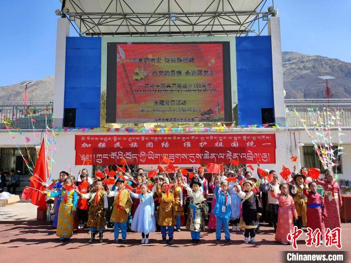 圖為加查縣安繞鎮(zhèn)小學各民族代表學生齊唱紅歌。　安繞鎮(zhèn)小學供圖