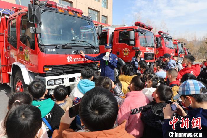 圖為消防員向小朋友們講解消防車?！铨埥?攝