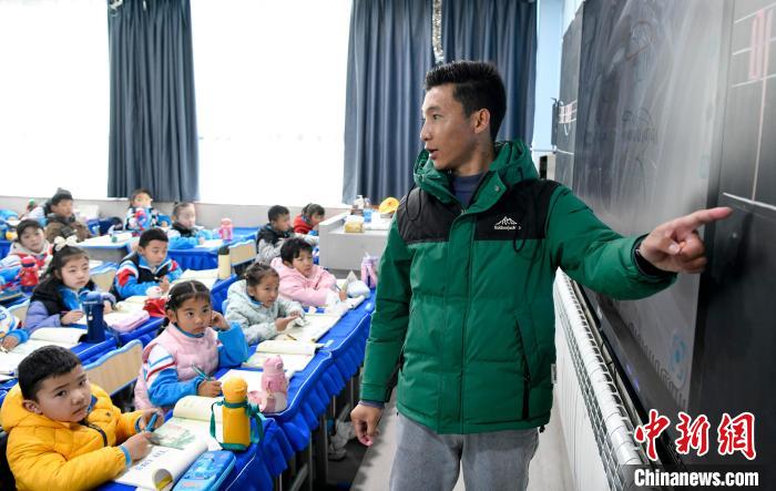 3月14日，西藏拉薩市第一小學藏語文老師拉巴次仁在課堂上。　李林 攝