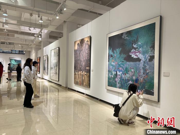 圖為全國青年教師中國畫學術邀請展吸引學生觀展?！＄婌?攝