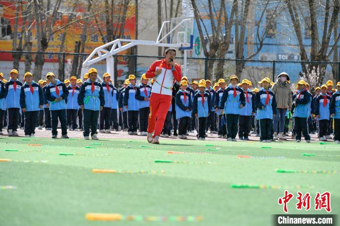 圖為學(xué)生在跳繩教練齊景龍的指導(dǎo)下做準(zhǔn)備運(yùn)動(dòng)。　貢嘎來松 攝