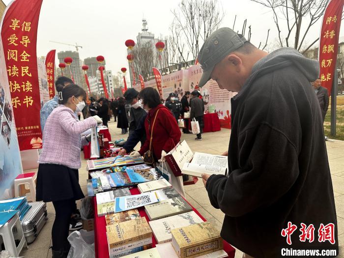 圖為民眾在活動現(xiàn)場讀書、購書?！±铍h 攝