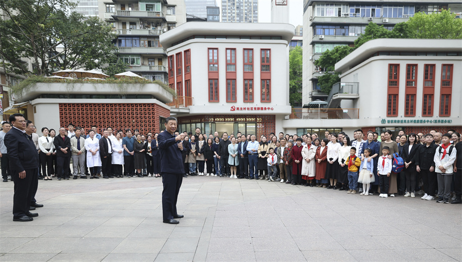 2024年4月22日至24日，中共中央總書記、國家主席、中央軍委主席習(xí)近平在重慶考察。這是22日下午，習(xí)近平在九龍坡區(qū)謝家灣街道民主村社區(qū)考察時，同社區(qū)居民親切交流。新華社記者 鞠鵬 攝