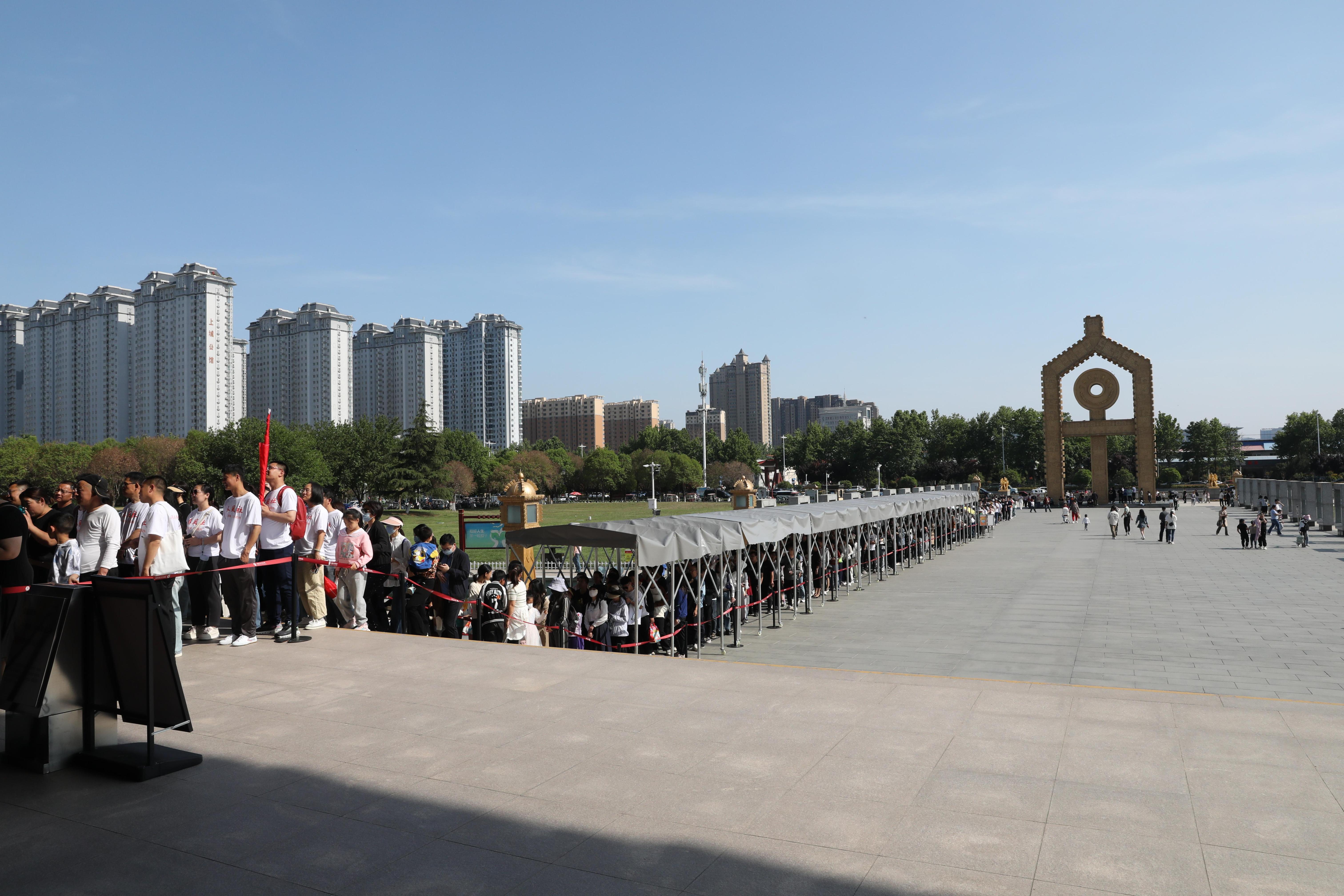 “五一”期間，中國文字博物館外游客有序排隊。中國文字博物館供圖