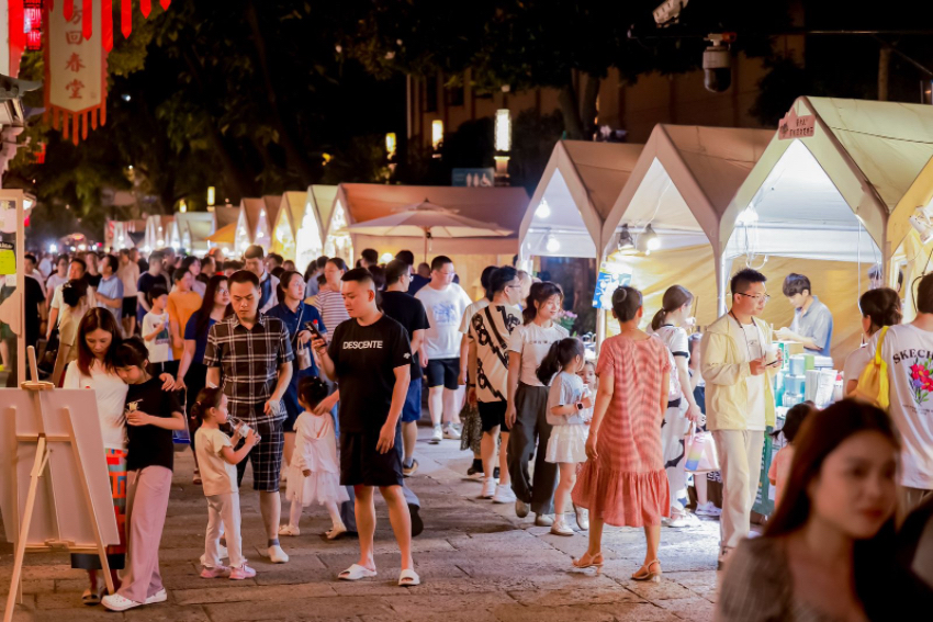 本屆中國(guó)大運(yùn)河廟會(huì)吸引不少市民游客前來(lái)參觀游玩。拱墅區(qū)委宣傳部供圖