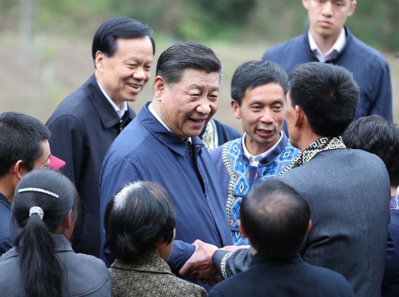 2019年4月15日至17日，中共中央總書記、國家主席、中央軍委主席習(xí)近平在重慶考察，并主持召開解決“兩不愁三保障”突出問題座談會。這是4月15日下午，習(xí)近平在石柱土家族自治縣中益鄉(xiāng)華溪村同村民親切交流。新華社記者 丁海濤 攝