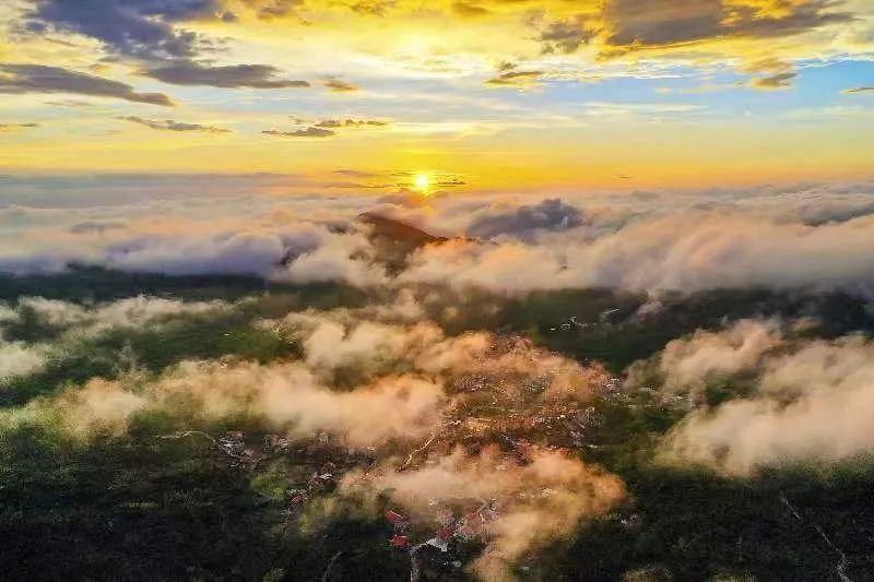 圖為云霧繚繞的軍營(yíng)村，群山盡翠，紅瓦掩映。廈門市委宣傳部供圖