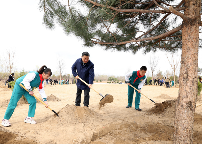 2022年3月，習(xí)近平總書記來到北京市大興區(qū)黃村鎮(zhèn)參加首都義務(wù)植樹活動，同大家一起植樹。新華社記者 黃敬文 攝