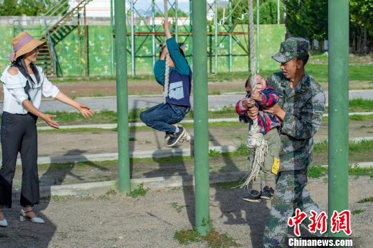 軍娃高原看爸爸千里團(tuán)圓幸福時