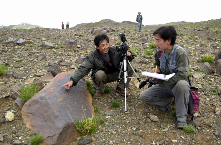 這是科考人員在考察加林山巖畫(huà)。（唐召明2001年攝）.jpg