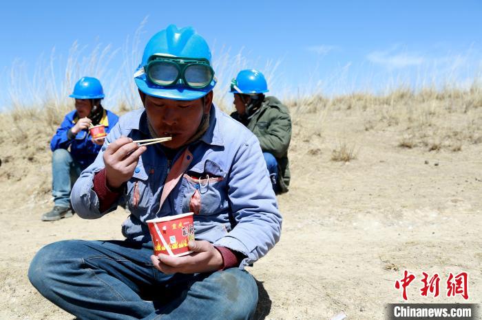 青海藏鄉(xiāng)脫貧致富見聞：“電通了，日子也富裕了”