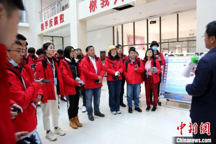 圖為中外媒體采訪三江源國家公園瀾滄江源園區(qū)生態(tài)保護成效?！?zhí)砀?攝