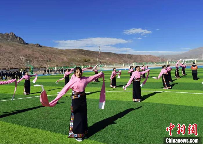 圖為青海師范大學(xué)附屬玉樹實驗學(xué)校學(xué)生在綠茵場跳起囊謙古舞—卓根瑪?！“讋?攝