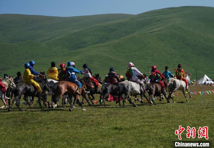 圖為選手進行3000米賽馬比賽。　馬銘言 攝