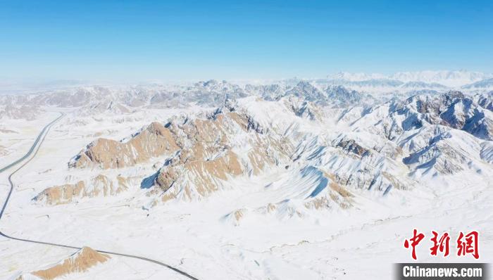 圖為無人機航拍高原雪景?！《继m縣融媒體中心供圖