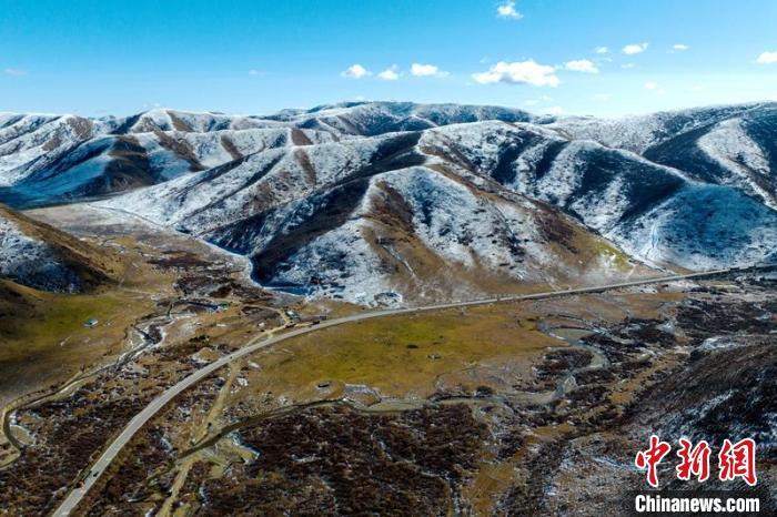 西成高鐵紅原2號(hào)隧道出口附近山頭已被雪覆蓋?！⒅铱?攝