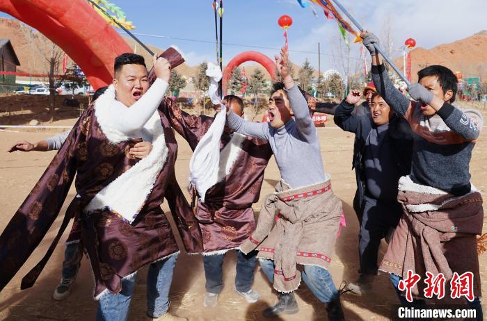 圖為藏族民眾跺腳歡呼慶祝弓箭手射中靶心。　馬銘言 攝