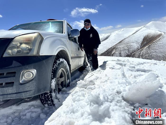 圖為生態(tài)管護(hù)人員準(zhǔn)備在雪地推車?！《“瓦_(dá)杰 攝