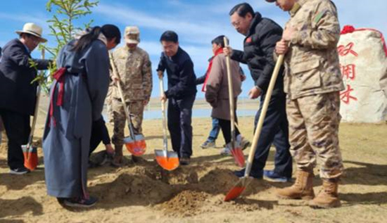 保護黃河干支流域生態(tài)，軍地共建“雙擁林”防護帶。四川省退役軍人事務(wù)廳供圖