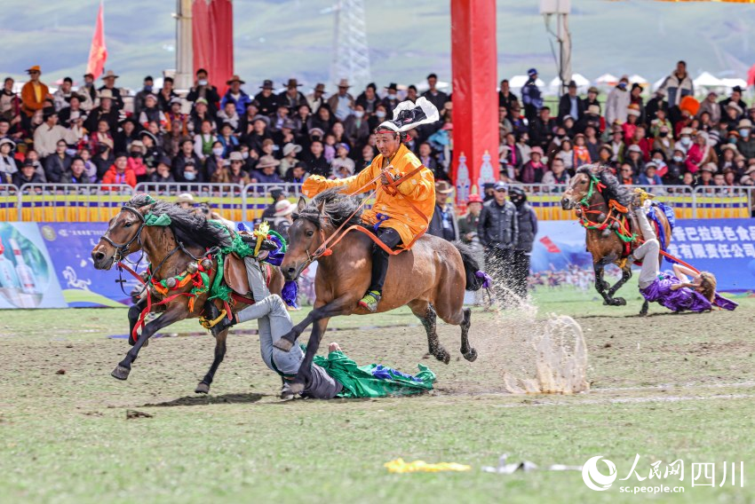 馬術(shù)表演現(xiàn)場(chǎng)。洛絨尼瑪攝