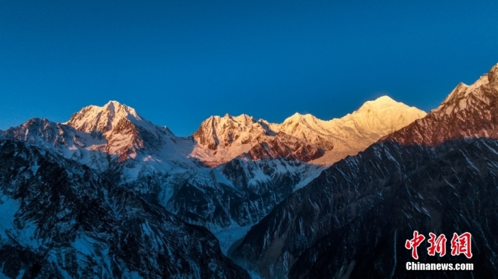 圖為2月1日，清晨陽光照在貢嘎雪山上，出現(xiàn)“日照金山”景觀。(無人機照片)<a target='_blank' href='/'><p  align=