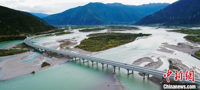 圖為西藏境內(nèi)的高等級公路。　西藏自治區(qū)交通廳供圖 攝