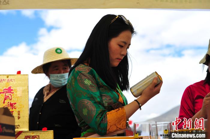 圖為拉薩市民在特色農(nóng)畜產(chǎn)品展示展銷會(huì)上選購商品。　張偉 攝