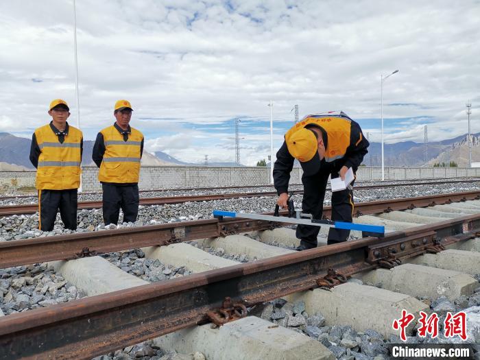 圖為參賽選手在比賽項(xiàng)目中用軌距尺測(cè)量鋼軌距離?！≮w延 攝