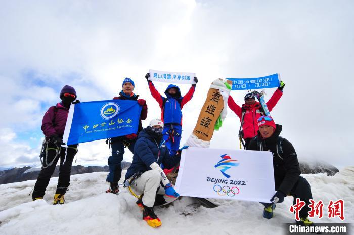 圖為5日，登山者在洛堆峰頂合影。　張偉 攝