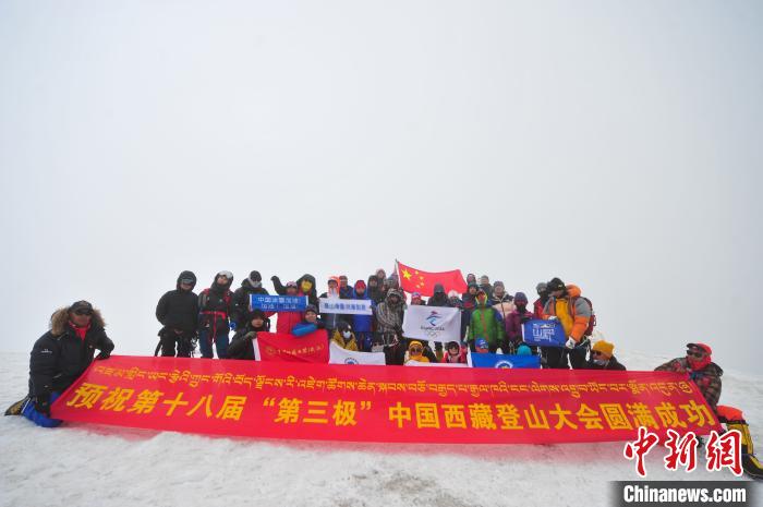 圖為5日，登山者在洛堆峰頂合影?！垈?攝