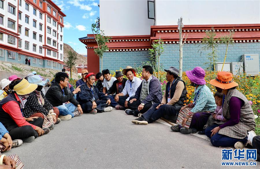 （西藏昌都解放70周年·圖文互動）（1）“群眾搬出來住安穩(wěn)了，我就踏實了?！薄痪€扶貧干部赤列旺堆的心里話