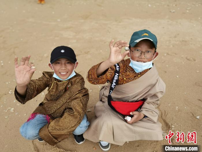 圖為西藏青少年在海邊拾貝殼。西藏航空 供圖