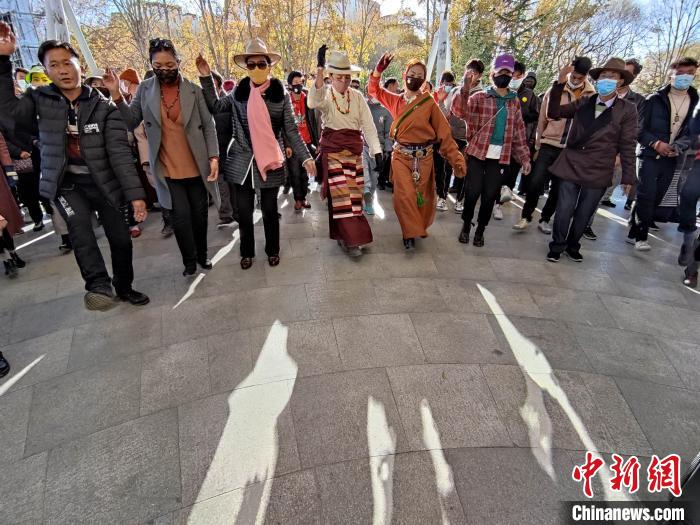 圖為鍋莊舞是西藏最為常見的舞蹈，當?shù)孛癖婋S時隨地都能跳起來。資料圖 江飛波 攝