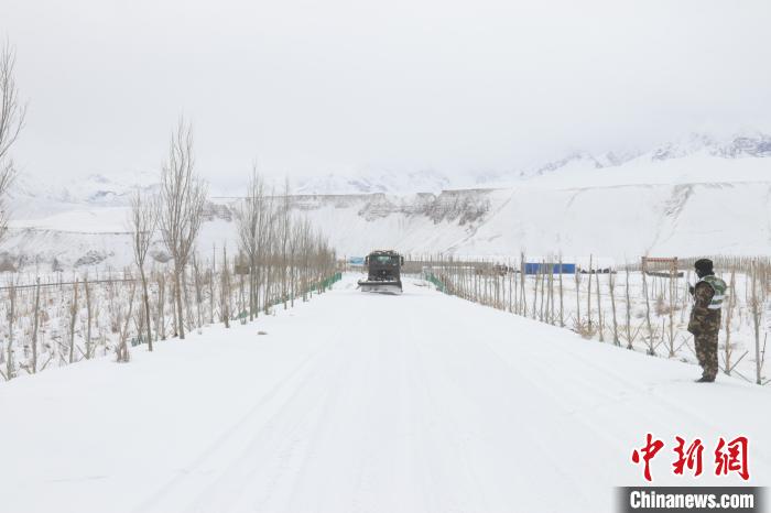 圖為救援官兵正在緊急清理路面積雪。　董尼么太 攝