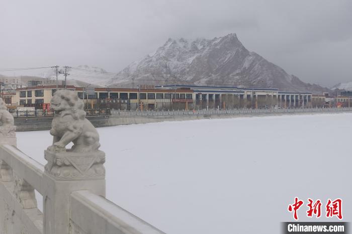 圖為2月5日傍晚時分的西藏阿里獅泉河鎮(zhèn)雪景?！⊥跏啦?攝