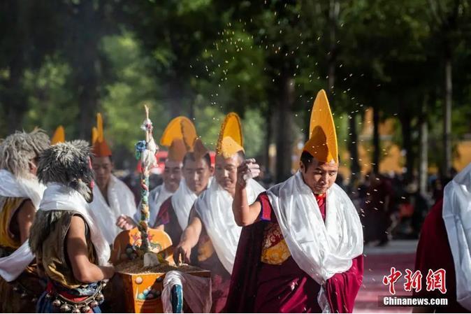 資料圖：扎什倫布寺跳神活動結(jié)束后，僧眾依次拋撒“切瑪”盒中的青稞祈福。<a target='_blank' ><p  align=