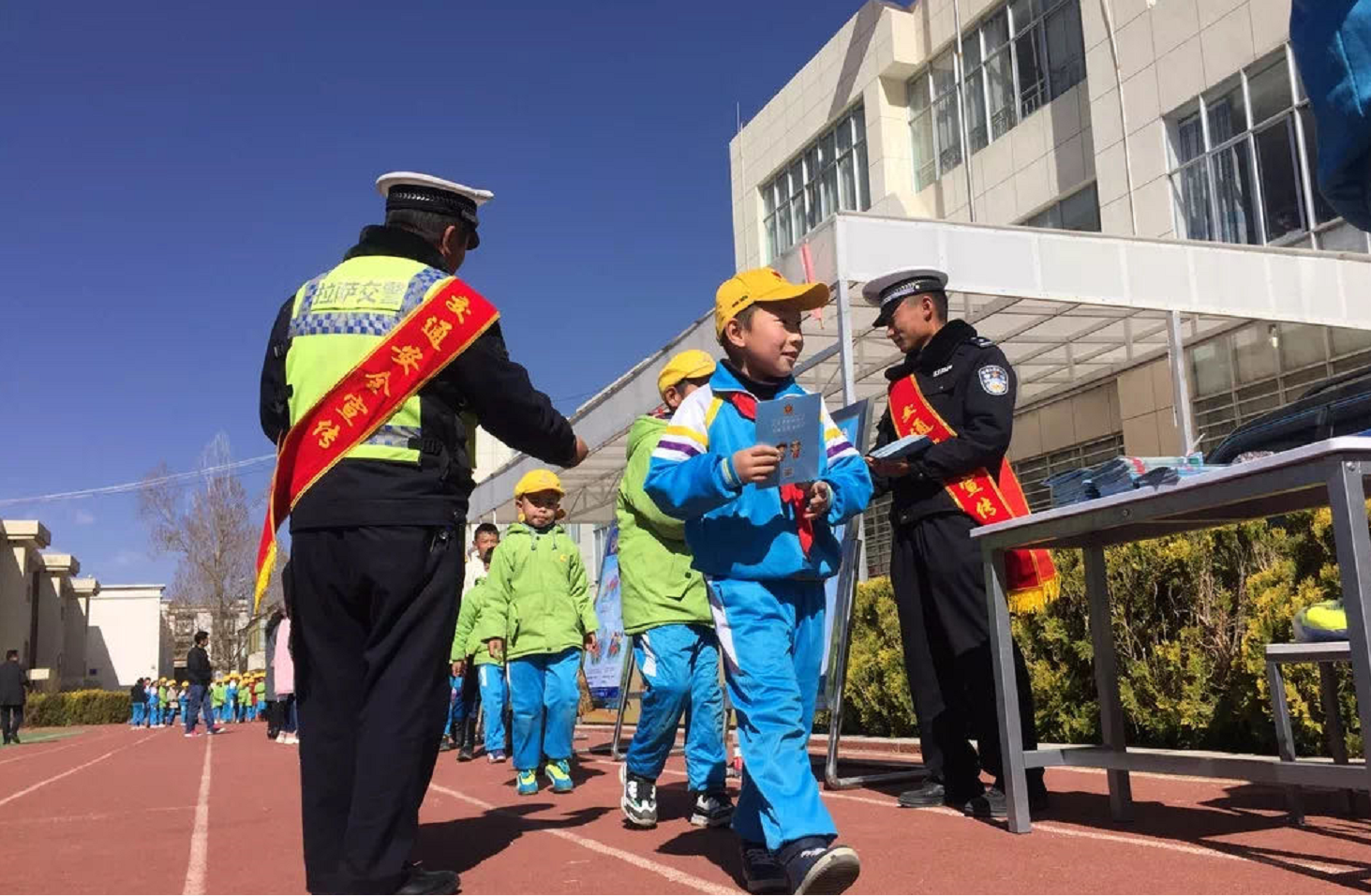 開學(xué)季 拉薩交警開啟“護(hù)學(xué)模式”配圖(228677)-20210308084829.png