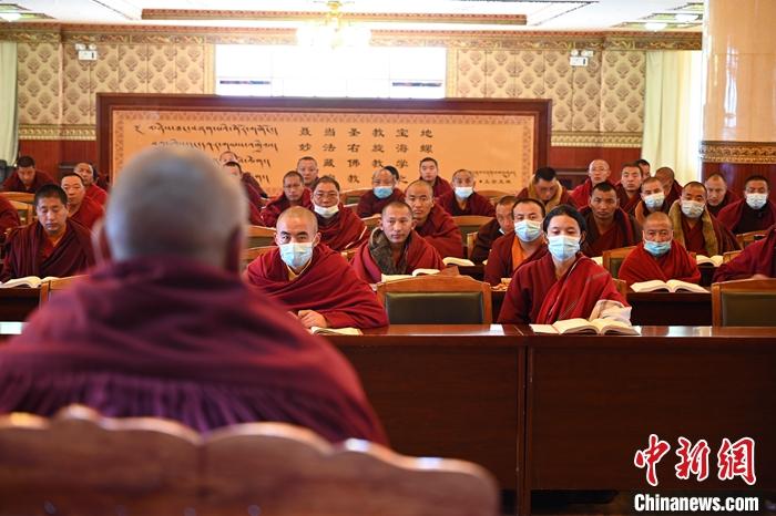 3月23日，記者走進(jìn)位于拉薩的西藏佛學(xué)院，探訪宗教學(xué)府的新學(xué)期。圖為佛學(xué)院學(xué)員正在上課。<a target='_blank' ></p><p  align=