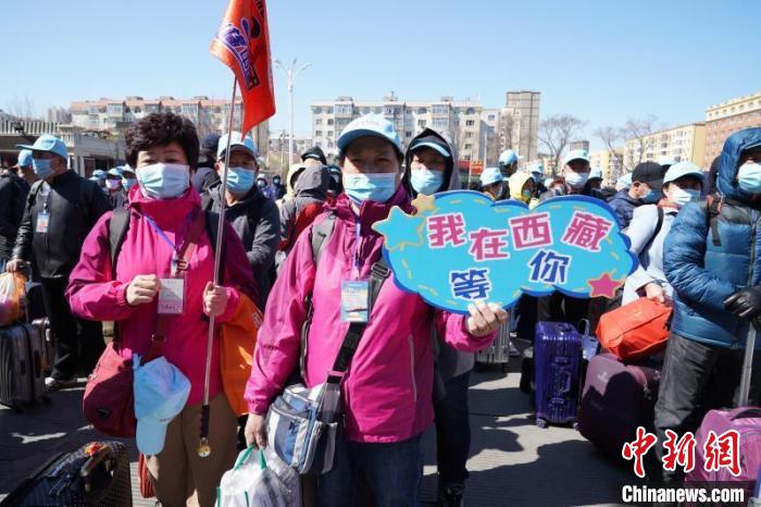 哈鐵開(kāi)行黑龍江省首趟“龍藏號(hào)”旅游專列